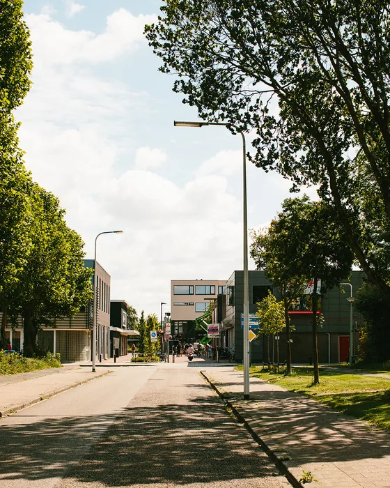Doorgaande weg in een dorp in het werkgebied